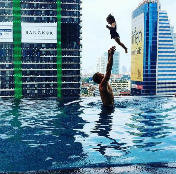 趁着一年的带薪产假，她带上新生女儿环游世界