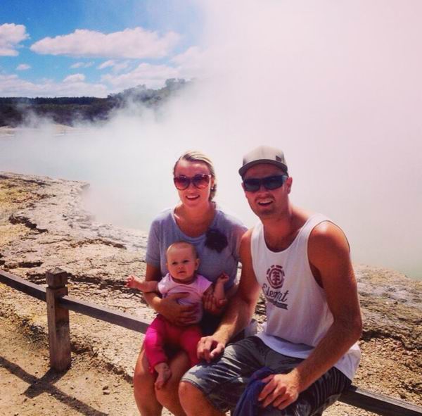趁着一年的带薪产假，她带上新生女儿环游世界