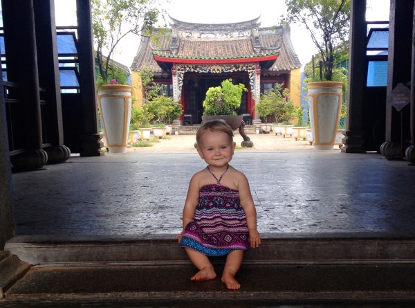 趁着一年的带薪产假，她带上新生女儿环游世界