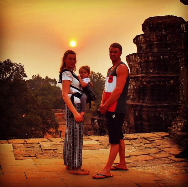 趁着一年的带薪产假，她带上新生女儿环游世界