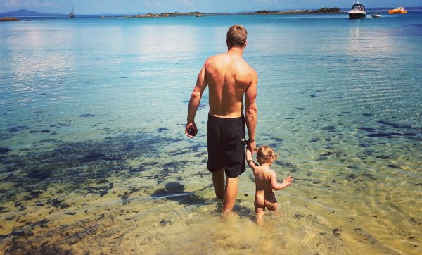 趁着一年的带薪产假，她带上新生女儿环游世界