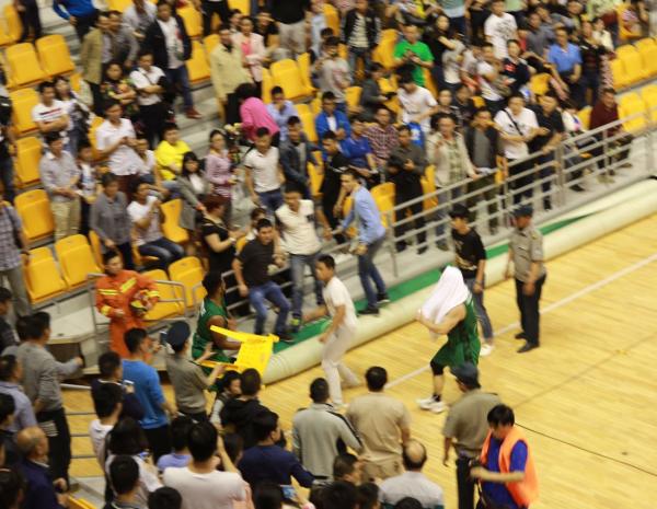 男篮邀请赛中美球员黄石爆发冲突：满场群殴，凳子水瓶乱砸