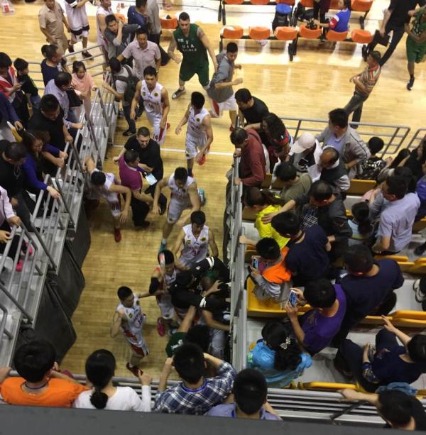 男篮邀请赛中美球员黄石爆发冲突：满场群殴，凳子水瓶乱砸