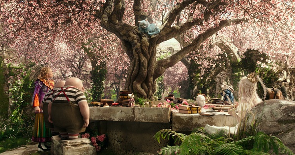 《爱丽丝梦游仙境2》：美得好肤浅