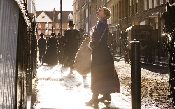 《爱丽丝梦游仙境2》：美得好肤浅