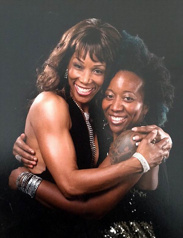 64岁还有6块腹肌！？原来你是这样的神奇奶奶！