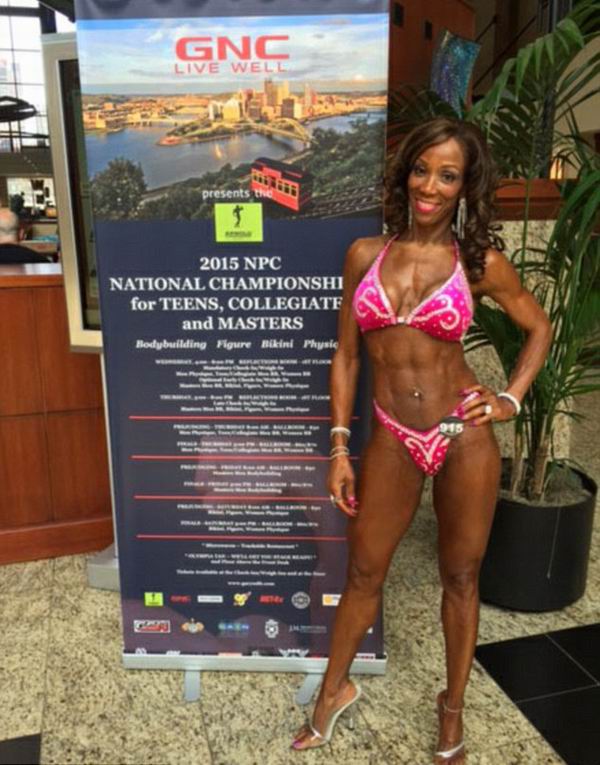 64岁还有6块腹肌！？原来你是这样的神奇奶奶！