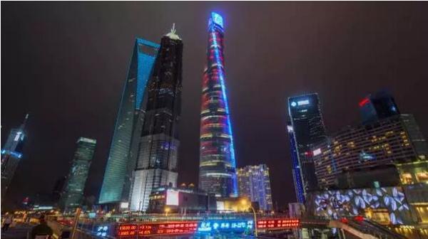 在600米的高空上，工人们是怎么造房子的？