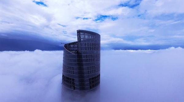 在600米的高空上，工人们是怎么造房子的？