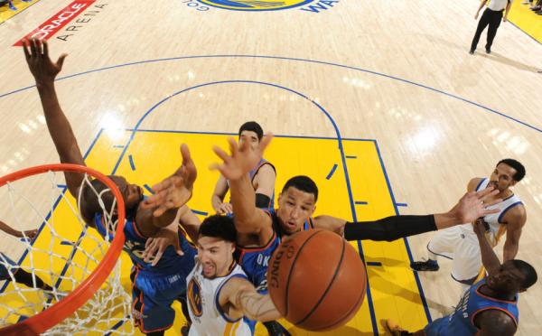 “水花兄弟”合砍57分！勇士4比3逆转雷霆晋级总决赛