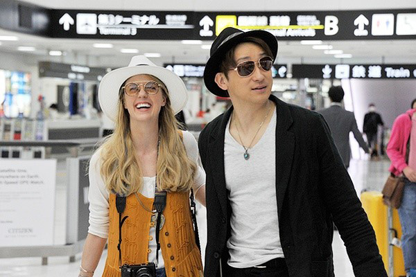 妈妈死了才半年，爸爸就娶了一个洋妞