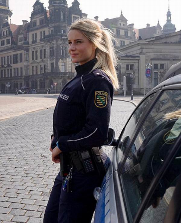 德国女警身材好，网友纷纷求“逮捕”