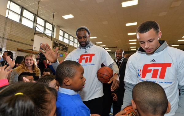 詹姆斯和库里，这对出生在一家医院的老乡，人生有多少交集？