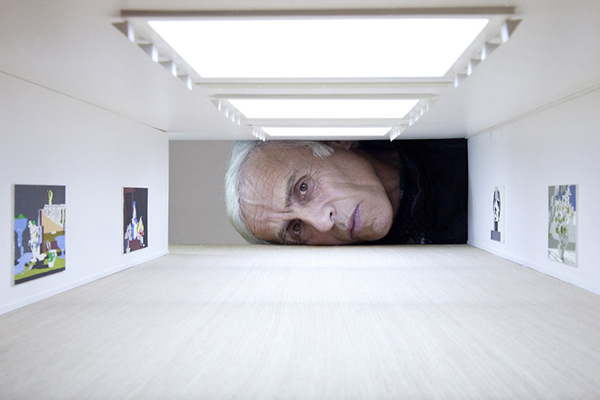 趣看 | 艺术家打造世界著名画廊模型，观众歪头参观变巨人