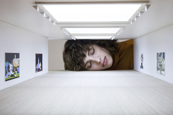 趣看 | 艺术家打造世界著名画廊模型，观众歪头参观变巨人