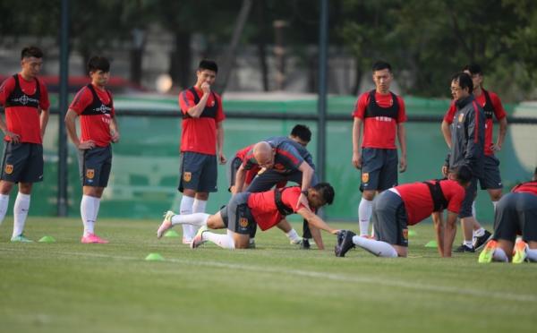 张玉宁国足首秀梅开二度！12强赛中国队找到靠谱前锋了？