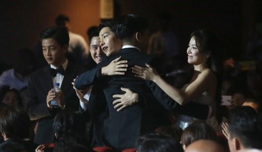 半年拿完影帝拿视帝，刘亚仁可以放心去当兵了