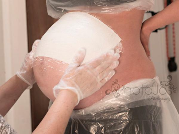 今年最时髦的婴儿照：回到妈妈的肚子