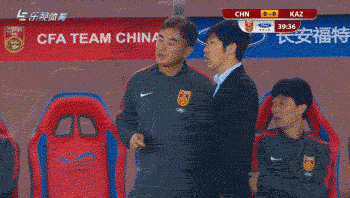 这是12强赛的强度？国足0比1不敌哈萨克斯坦，对手惨断腿