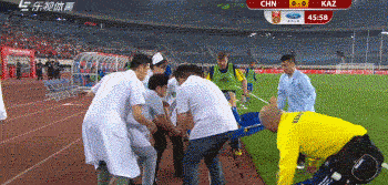 这是12强赛的强度？国足0比1不敌哈萨克斯坦，对手惨断腿