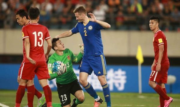 这是12强赛的强度？国足0比1不敌哈萨克斯坦，对手惨断腿