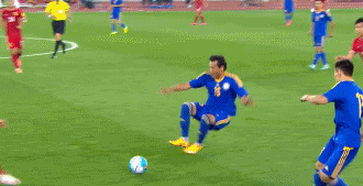 这是12强赛的强度？国足0比1不敌哈萨克斯坦，对手惨断腿