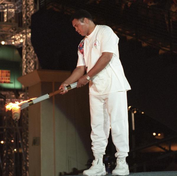 霍利菲尔德撰文悼念阿里：看他点燃奥运主火炬，是最美的一夜