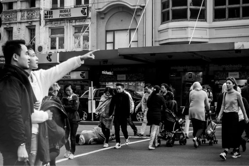 十字路口，人们匆匆而过，拍摄过程中，忽然有路人跌倒......众人相助。