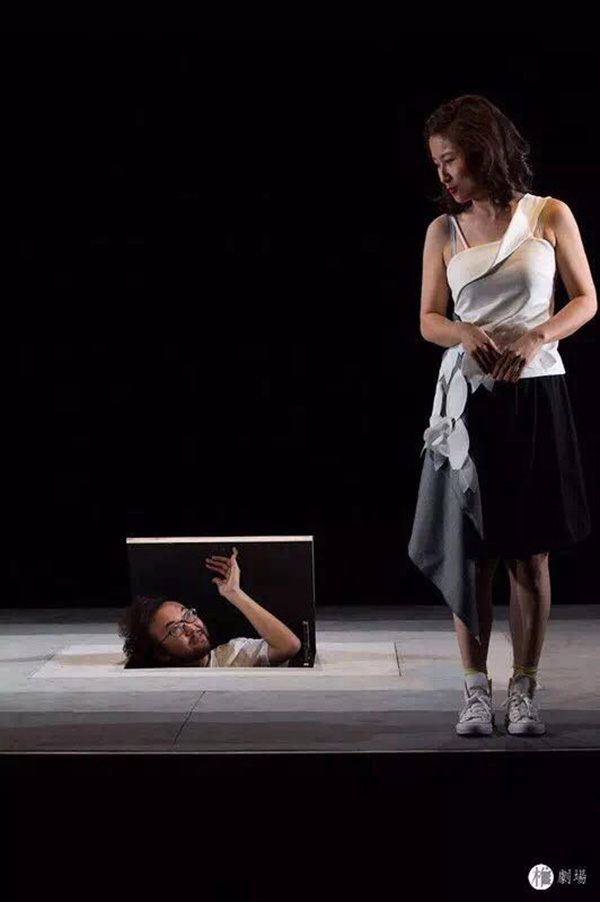 《开放夫妻》：用即兴的外衣，包裹传统的躯体