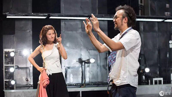 《开放夫妻》：用即兴的外衣，包裹传统的躯体