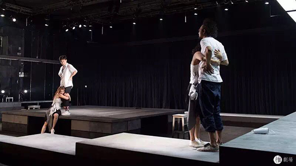 《开放夫妻》：用即兴的外衣，包裹传统的躯体