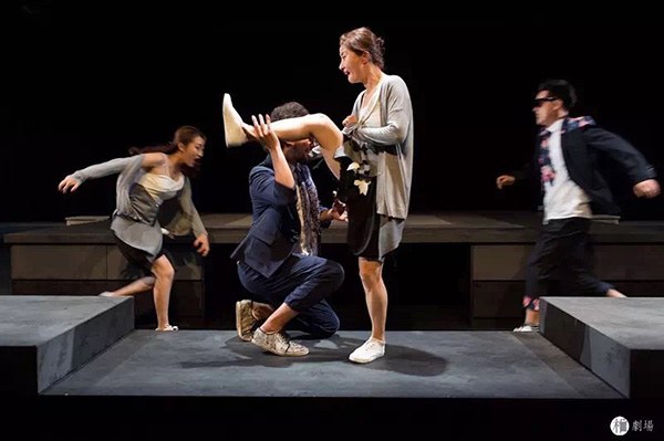 《开放夫妻》：用即兴的外衣，包裹传统的躯体