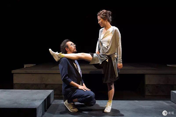 《开放夫妻》：用即兴的外衣，包裹传统的躯体