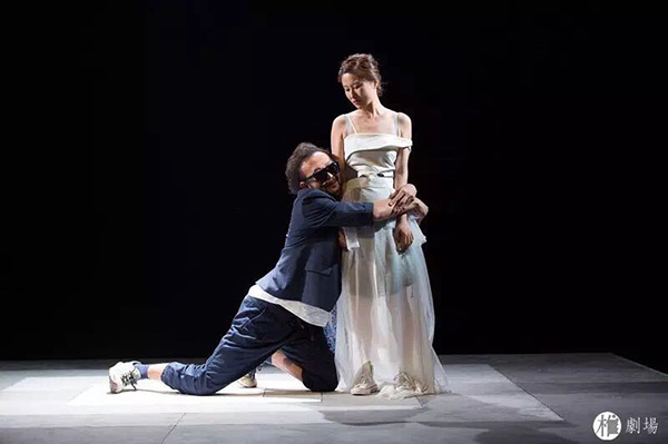 《开放夫妻》：用即兴的外衣，包裹传统的躯体