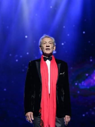 “甘道夫”练摊魔都相亲角，又在上海电影节和“康熙”同框