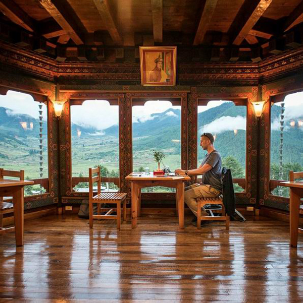 一边玩一边赚钱，他们是如何把旅行变成工作的？