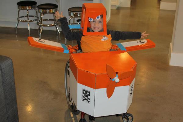 哪怕深陷困境也要追求美好，他们为腿脚不便的孩子改造轮椅