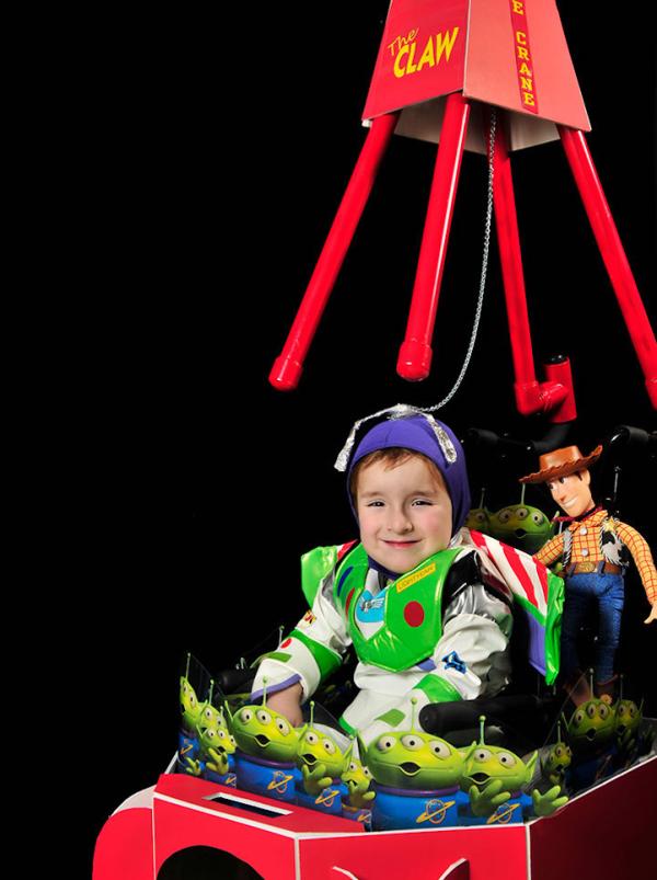 哪怕深陷困境也要追求美好，他们为腿脚不便的孩子改造轮椅