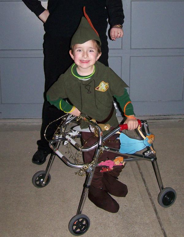 哪怕深陷困境也要追求美好，他们为腿脚不便的孩子改造轮椅