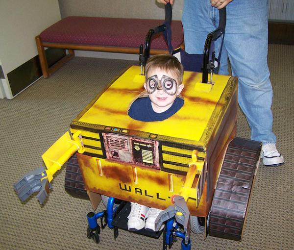 哪怕深陷困境也要追求美好，他们为腿脚不便的孩子改造轮椅