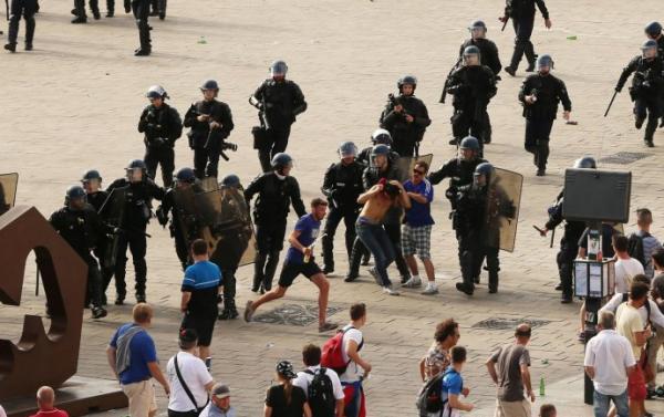欧洲杯也成了“放开打”，法国警方的强硬助长了足球流氓？