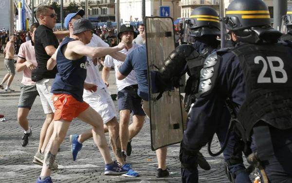 欧洲杯也成了“放开打”，法国警方的强硬助长了足球流氓？