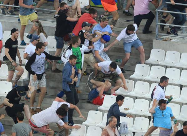 欧洲杯也成了“放开打”，法国警方的强硬助长了足球流氓？