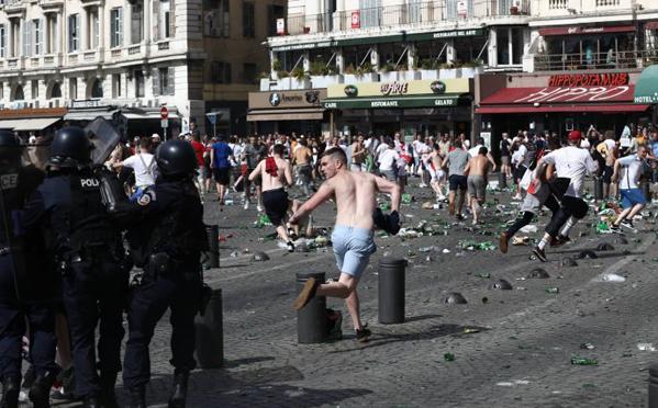 欧洲杯也成了“放开打”，法国警方的强硬助长了足球流氓？