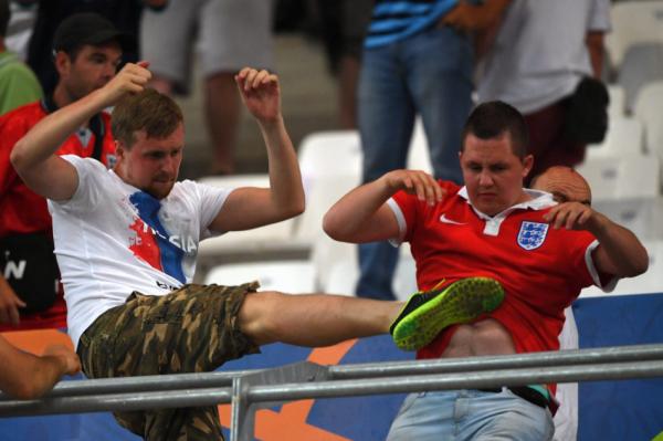 欧洲杯也成了“放开打”，法国警方的强硬助长了足球流氓？