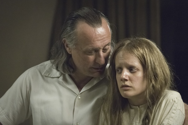 支持女权的艾玛·沃森，这次触了一段南美独裁兼邪教史