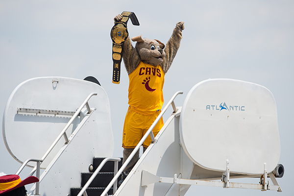 克利夫兰为詹姆斯疯狂，“他的头像该放到总统山上”