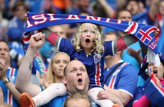 中国足球如何复制冰岛的成功？谁那么傻，不建房子建球场？