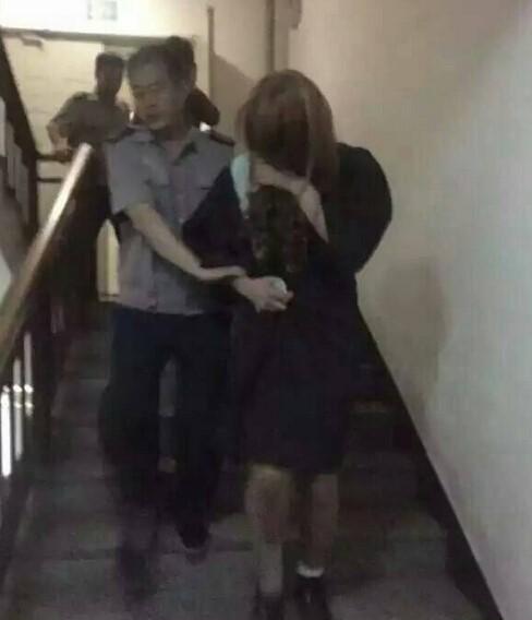 澎湃联播|不用证明我妈是我妈之后，还证明什么？