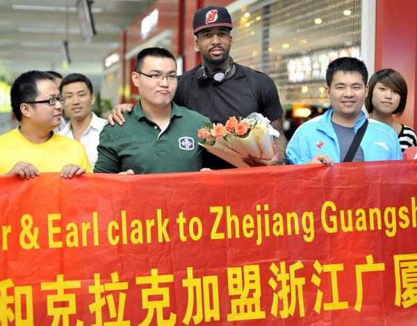 外援撰文回忆CBA生活：球队培养感情要唱K，带20个姑娘